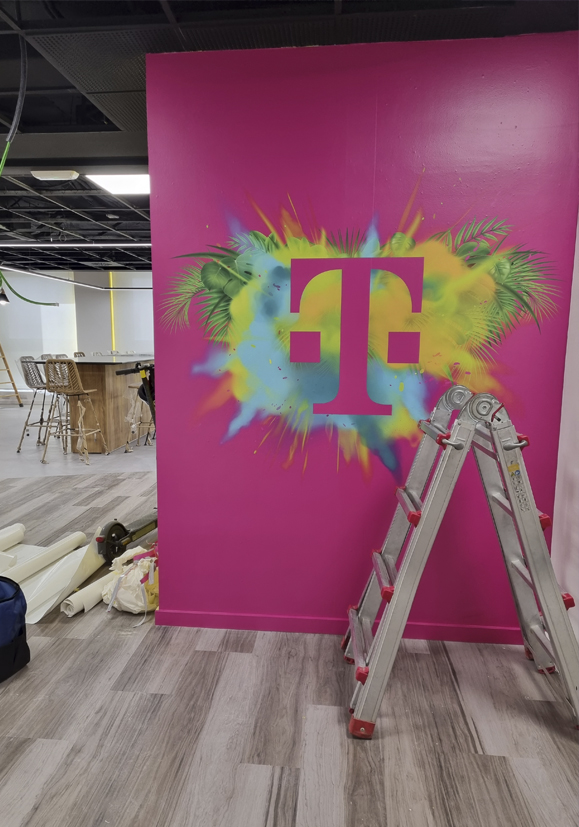 Mural con marca de telecomunicaciones