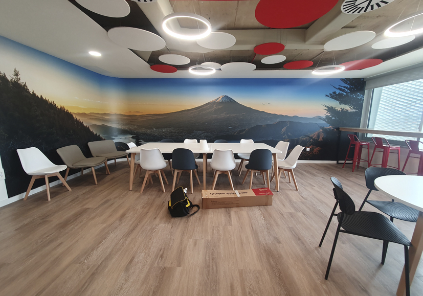 Fotomural en una sala de reuniones